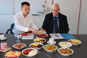 (v.l.) Jörg Böttcher, Abteilungsleiter Standortmarketing und Günther Klaffehn, Mitarbeiter Wirtschaftsdezernat, können sich am Ende der Veranstaltung vom Geschmack ausgewählter Menüs überzeugen.