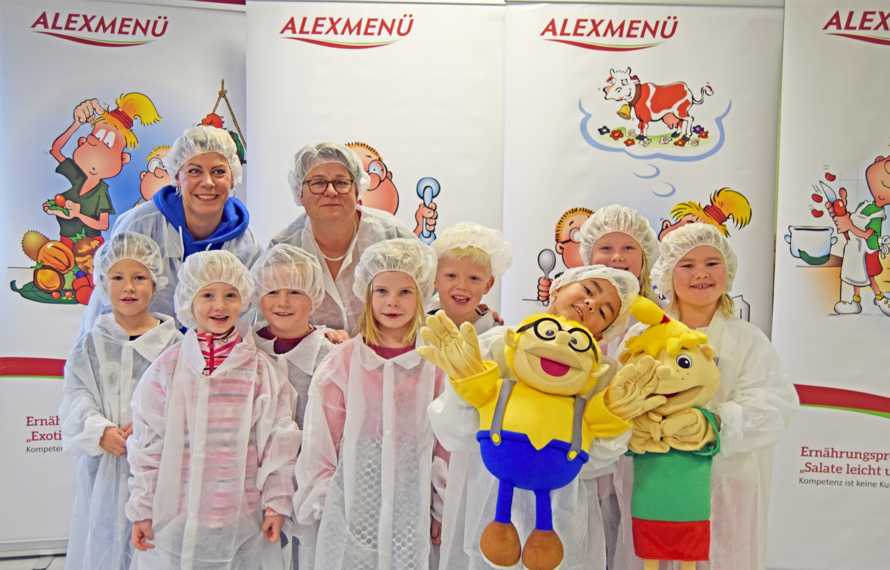 Kinder und Erzieher der Kita „Drömlingsspatzen“ aus Rätzlingen besichtigen die Großküche