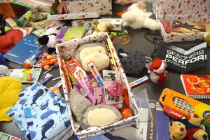 Dieser Karton mit Äffchen-Rucksack, Buntstiften, Zahnpasta und Co. freut sich darauf, von einem Mädchen im Alter zwischen fünf und neun Jahren ausgepackt zu werden.