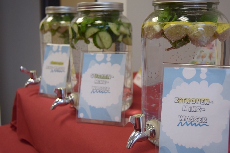 Zur Erfrischung können sich die Grundschüler am aromatisierten Wasser mit Limetten, Zitronen, Gurke und Minze bedienen.