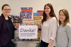Antonia Hillmann, Leitung Kommunikationsmanagement und die Außendienstmitarbeiterinnen Juliane Kumstel und Lydia Röder (v.l.) bedanken sich im Namen von ALEXMENÜ bei den Eltern der Grundschule Vogelgesang, Grundschule Am Pechauer Platz und Kita Schlupfwinkel für ihr Engagement und die tollen Schuhkartons.