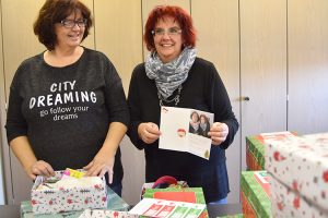 Helen Schneidewind und Ines Becker (v.l.) haben in ihrem Schuhkarton einen persönlichen Gruß hinterlassen und sind glücklich, einem Kind eine Freude mit ihrem Päckchen machen zu können.