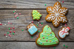 Weihnachtsplätzchen mit Royal Icing © anaumenko /Adobe Stock