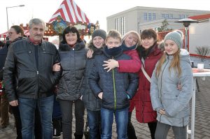 Die Mitarbeiter können den Weihnachtsmarkt mit ihrer Familie genießen.