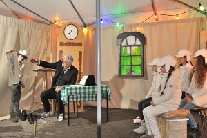 Der Theaterverein Kreuzhorst Randau e. V. führt das Stück Der Wolf und die sieben Geißlein auf.