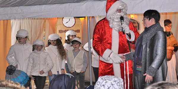 Der Weihnachtsmann bedankt sich bei Alexandra Krotki, dass er zu diesem tollen Weihnachtsmarkt eingeladen wurde.