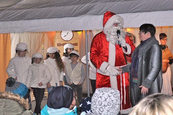 Der Weihnachtsmann bedankt sich bei Alexandra Krotki, dass er zu diesem tollen Weihnachtsmarkt eingeladen wurde.