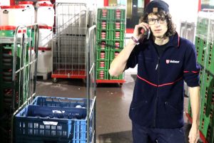 Johann Schneidewind, Mitarbeter der Malteser, organisiert den Arbeit bei ALEXMENÜ.