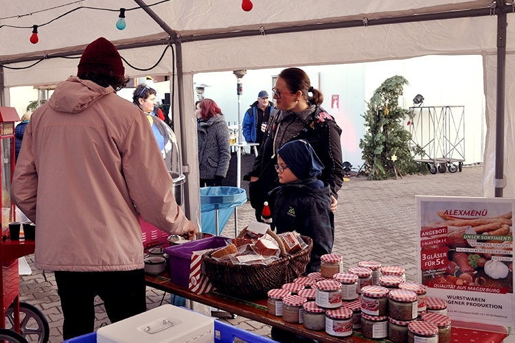 An einem anderen Stand verkauft ALEXMENÜ Leberwurst & Co. aus eigener Herstellung.