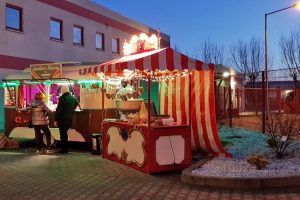 An den Ständen können sich die Besucher mit Kartoffelspiralen, Zuckerwatte oder Lebkuchenherzen bedienen.