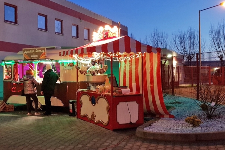 An den Ständen können sich die Besucher mit Kartoffelspiralen, Zuckerwatte oder Lebkuchenherzen bedienen.