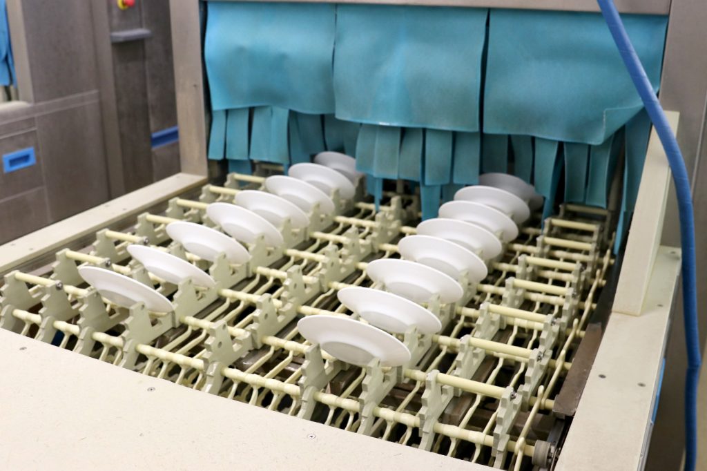 Viele Teller müssen für die Aktion gereingt werden. ALEXMENÜ GmbH