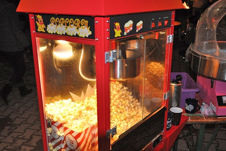 Das heiße Popcorn ist ein Renner auf dem Weihnachtsmarkt.