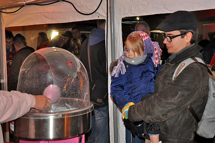 Große und kleine Weihnachtsmarktgäste können frische Zuckerwatte genießen.
