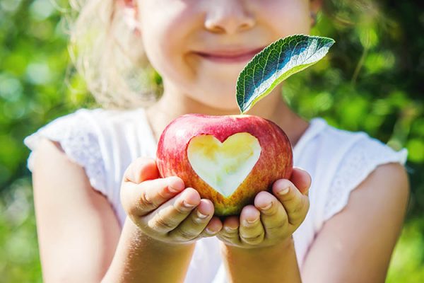Der Apfel ist das Lieblingsobst der Deutschen. Pro Kopf und Jahr werden fast 20 kg der runden Vitaminbombe verzehrt! ©yanadjan/Adobe Stock