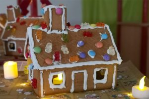 Die Kinder der Kita Hoppetosse haben zu Weihnachten tolle Lebkuchenhäuser gebastelt und verziert. Sie hatten viel Spaß dabei und freuten sich vor allem auf den Abriss und das Vernaschen der bunten Häuser! Die Kinder dürfen sich über die KOSMOS AllesKönnerKiste “Druckwerkstatt” freuen.