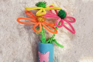 Marlene (6) hat für ihre Mama eine Vase gebastelt. Sie freut sich, wenn sie anderen mit ihren Batelleien eine Freude bereiten kann. Wir freuen uns, dass sie die KOSMOS AllesKönnerKiste “Filzwerkstatt” gewonnen hat!