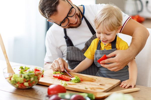 Beziehen Sie Ihr Kind beim Zubereiten der Lebensmittel ein. Dadurch steigen die Chancen, dass ihr Kind das Essen probieren und sogar mögen wird. ©JenkoAtaman/Adobe Stock