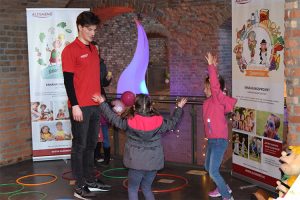 An der letzten Station des Parkours müssen die Kinder zehn Hampelmänner machen.