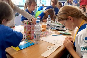 Die KidsClub Mitglieder können sich nicht nur Masken, sondern auch eigene Kronen basteln.