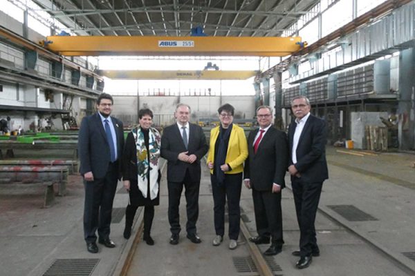 (v.l). Tobias Krull (Mitglied des Landtages Sachsen-Anhalt), Dr. Sigrun Trognitz (AVW), Ministerpräsident Dr. Reiner Haseloff, Alexandra Krotki (ALEXMENÜ GmbH & Co. KG), Ralf Luther (Stahlbau Magdeburg GmbH) und Wolfgang Gallin (SPIE Fleischhauer GmbH) treffen sich zum gemeinsamen Gespräch. ©AVW