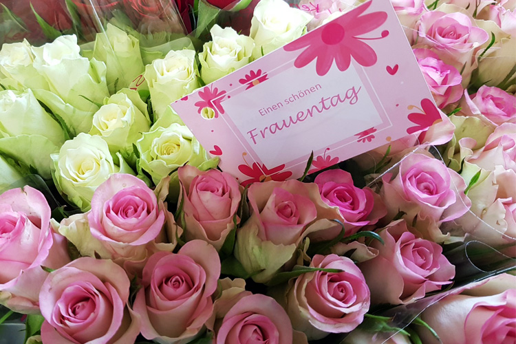 ALEXMENÜ verschenkt über 500 Blumen zum Frauentag