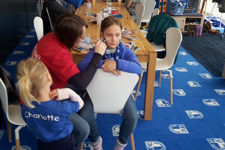 Außendienstmitarbeiterin Lydia Röder nimmt sich viel Zeit, um die Wünsche der Kinder umzusetzen