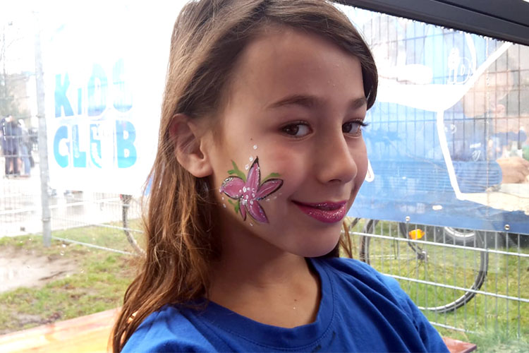 Den kleinen FCM-Fan schmückt nun eine tolle Blume auf der Wange