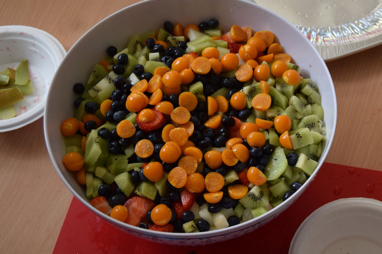 Der Obstsalat wird mit Physalis verfeinert