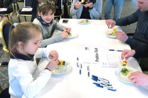 Groß und Klein verkosten Gemüse-Spieße mit Avocado-Dip, die es als Vorspeise gibt. © Bürgerstiftung Magdeburg