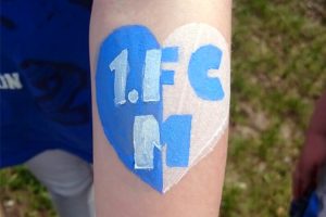 Das Logo des 1. FCM ziert den Unterarm eines treuen Fans.