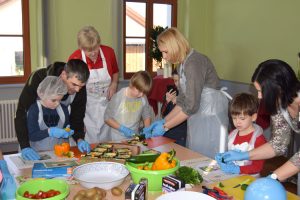 Marina Bornemann schaut den Kindern und Eltern über die Schultern und steht bei Fragen zur Seite