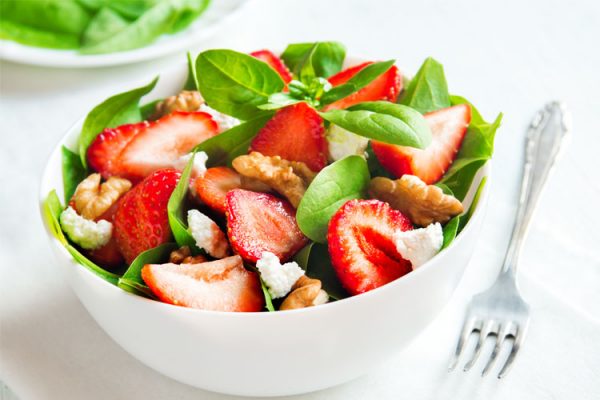 Spinat-Salat mit Erdbeeren, Feta und Wallnüssen ©mizina/Adobe Stock