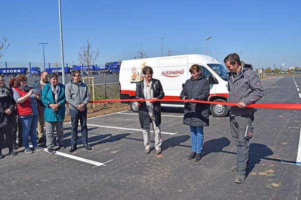 Feierliches Durchschneiden des Bandes bei der Eröffnung des Parkplatzes. (v.l. Geschalftführerin Frau Alexandra Krotki, Assistentin der Geschäftsleitung Frau Ines Altmann-Hecht, Leiter Technik Herr Lucas Arndt)