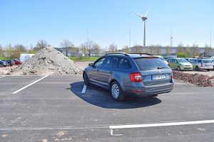 Premiere - Das erste Mitarbeiter-Fahrzeug parkt auf der neuen Parkfläche.