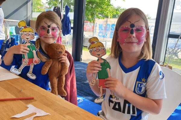 Die KidsClub-Mitglieder basteln mit Begeisterung die Hampelfiguren von Hopsi und Klopsi