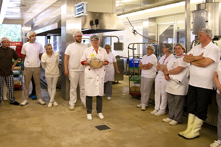Geschäftsführerin Alexandra Krotki übergibt die Präsente im Namen der Kita Knirpsenland an die Produktionsmitarbeiter