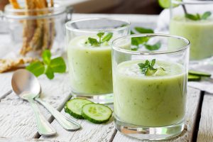 Diese kalte Gurkensuppe ist eine leckere Alternativ an heißen Sommertagen.