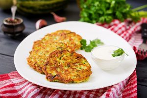 Diese leckeren Möhren-Zucchini-Puffer sind nicht nur gesund, sondern schmecken auch gut.Puffer