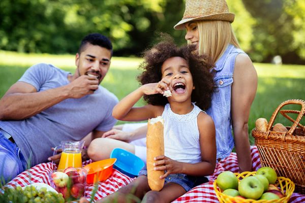 Was gibt es Schöneres, als im Sommer ein Picknick mit Familie und Freunden zu veranstalten? ©nd3000/AdobeStock