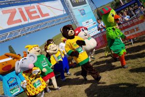 Der Maskottchen-Sprint startet am Zielbogen