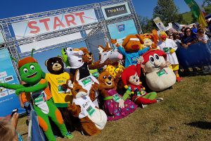 Die Maskottchen stellen sich zu einem ganz besonderem Gruppenfoto auf.