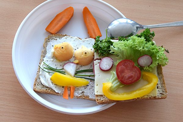 Frühstücksbrot mal anders. Mit etwas Fantasie wird ein essbares Kunstwerk aus Brot, Gurke, Radieschen und Co. ©ALEXMENÜ