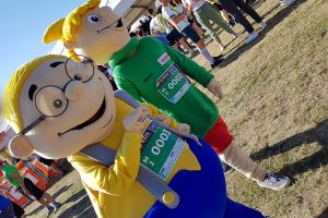 Nach dem Sprint freuen sich die Maskottchen auf ihre verdiente Pause.