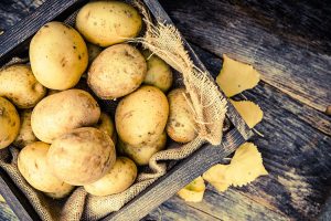 Kartoffeln eignen sich abhängig von ihrem Stärkegehalt für die Zubereitung unterschiedlicher Gerichte. ©welcomia/freepik
