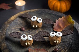 Diese schokoladigen Fledermaus-Kugeln begeistern Kinder und Erwachsene auf Ihrer Halloween-Party gleichermaßen! ©Vladislav Nosik/AdobeStock