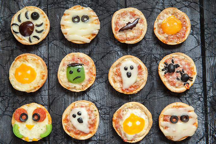 Mini-Halloween-Pizzen ©azurita/AdobeStock