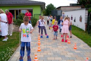 Eine Station des Bewegungsparkours ist das Balancieren auf Becherstelzen. ©Kita Elbstrolche