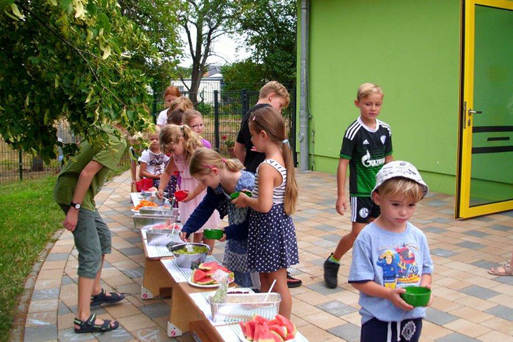 Nach den anstrengenden Bewegungseinheiten können sich die Kinder mit frischem Obst & Co. stärken. ©Kita Elbstrolche