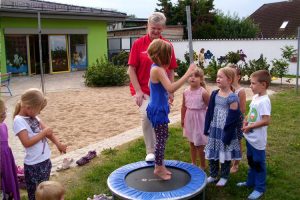 Um die Kalorien einer Tüte Gummibärchen wieder zu verbrennen, sind ziemlich viele Sprünge auf dem Trampoin nötig. ©Kita Elbstrolche